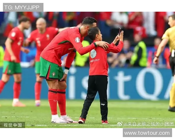 足球明星在球场激情接吻瞬间引发热议球迷纷纷点赞与祝福